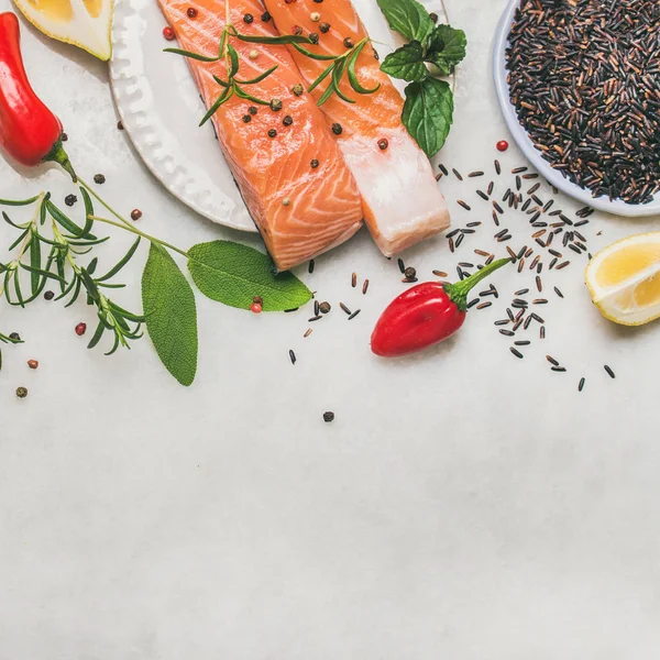 Filetes Salmón Crudos Con Verduras Verduras Arroz Especias Sobre Fondo — Foto de Stock