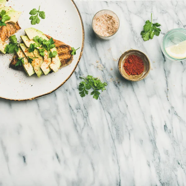 Gesundes Veganes Frühstück Oder Mittagessen Avocado Toast Mit Gewürzen Und — Stockfoto