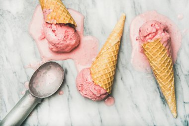 Sağlıklı düşük kalorili yaz tatlı. Ev yapımı yoğurt çilekli dondurma waffle koniler gri mermer arka plan üzerinde