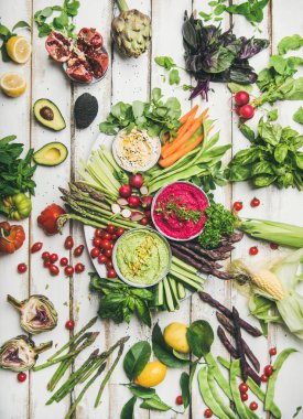 Sağlıklı ham yaz vegan yemek tabağı. Renkli taze sebze ve beyaz masa arka plan üzerinde yeşillik ile nohut, pancar ve ıspanak humus dips