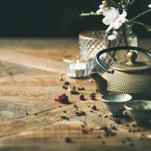 Tradicional Arreglo Ceremonia Del Asiático Tetera Hierro Dorado Tazas Velas —  Fotos de Stock