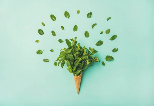 Cono Dulce Gofre Con Menta Fresca Sobre Fondo Pastel Azul — Foto de Stock