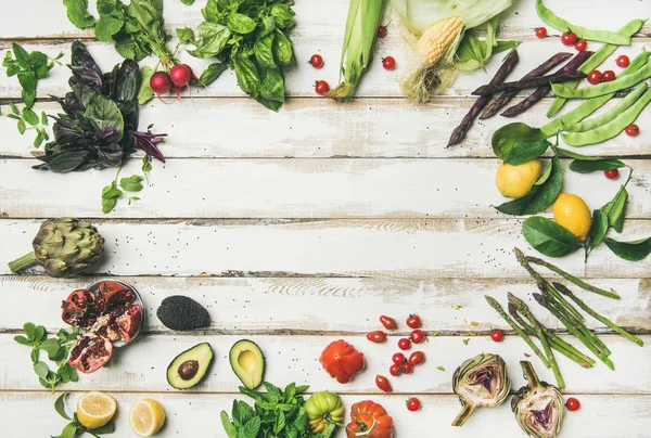 Gezonde Rauwe Zomer Vegan Ingrediënten Kleurrijke Groenten Groenen Witte Tabelachtergrond — Stockfoto