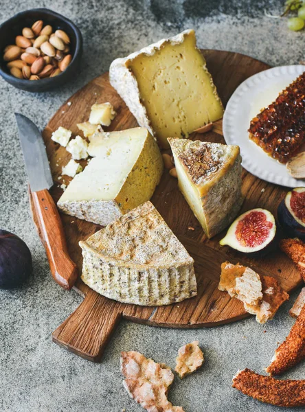 Cheese Platter Cheese Assortment Figs Honey Fresh Bread Nuts Board — Stock Photo, Image