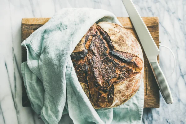 Versgebakken Zuurdesem Brood Rustieke Houten Snijplank Lichte Grijs Marmeren Achtergrond — Stockfoto