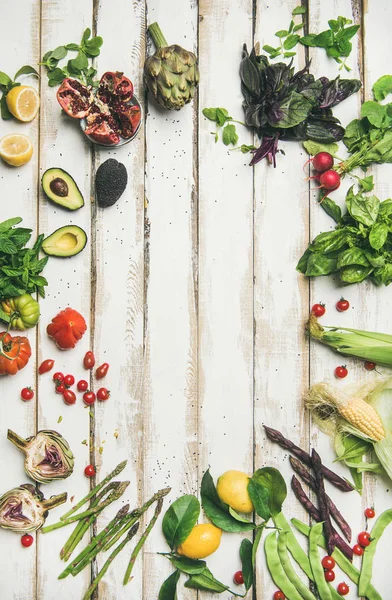 Egészséges Nyers Nyári Vegán Összetevőket Színes Zöldségek Zöldek Fehér Asztal — Stock Fotó