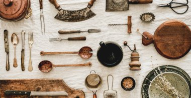 Çeşitli mutfak gereçleri, kırsal masa giysisi, ahşap tahta yemek, tabak, tabak, cam giyim, makas, beyaz keten masa örtüsü üzerine tirbuşon, üst görünüm, geniş kompozisyon.