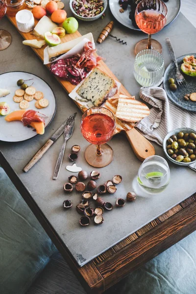 Piquenique Meio Verão Com Vinho Lanches Charcutaria Placa Queijo Vinho — Fotografia de Stock