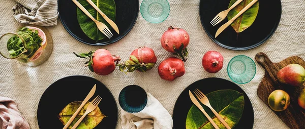 Őszi Asztal Stílus Ünnep Vacsora Lapos Laikus Evőeszközök Gyümölcsökkel Lehullott — Stock Fotó