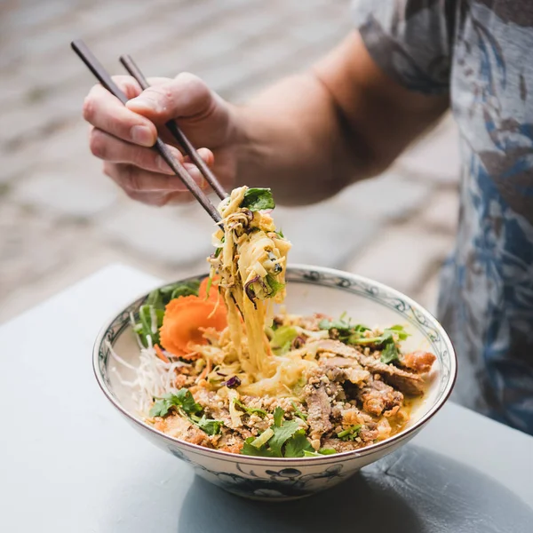 Een Man Die Dineert Vietnam Restaurant Man Eet Vietnamese Noodle — Stockfoto