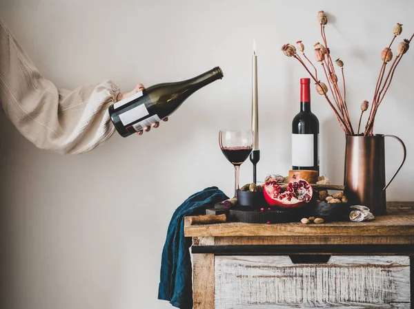 Rotwein Tafel Mit Käse Obst Mandeln Und Oliven Kerzen Dekorative — Stockfoto