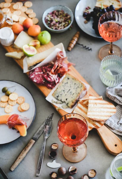 Picnic Mezza Estate Con Vino Snack Tagliere Tagliere Vino Rosato — Foto Stock