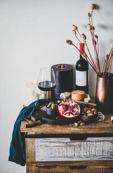 Κρασί Και Σνακ Γυάλινο Και Μπουκάλι Κόκκινο Κρασί Σερβιρισμένο Τυρί — Φωτογραφία Αρχείου