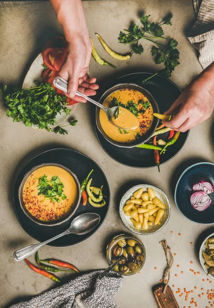 Flat Lay Homem Comendo Sopa Lentilha Tradicional Turca Mercimek Legumes — Fotografia de Stock