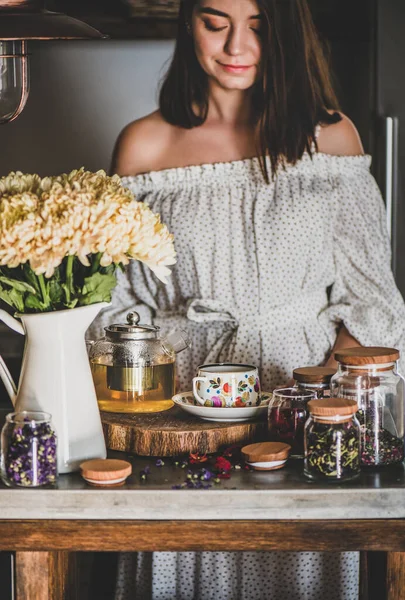 Jeune Femme Caucasienne Aux Cheveux Noirs Robe Debout Regardant Thé — Photo