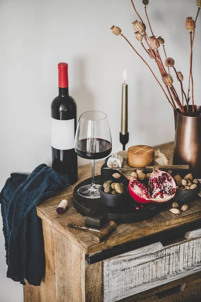 Wein Und Snack Set Vorhanden Glas Und Flasche Rotwein Tafel — Stockfoto