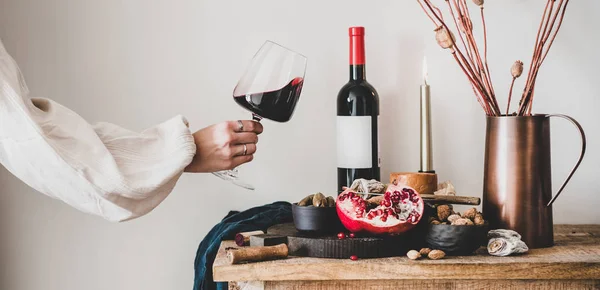 Vino Tinto Tabla Con Queso Fruta Almendras Aceitunas Velas Flores — Foto de Stock