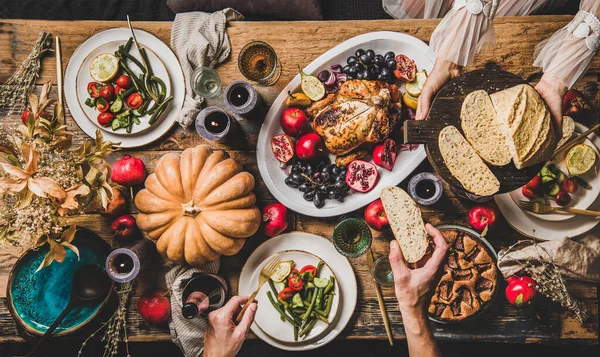 Personas comiendo cena festiva con pollo asado en el día de Acción de Gracias — Foto de Stock