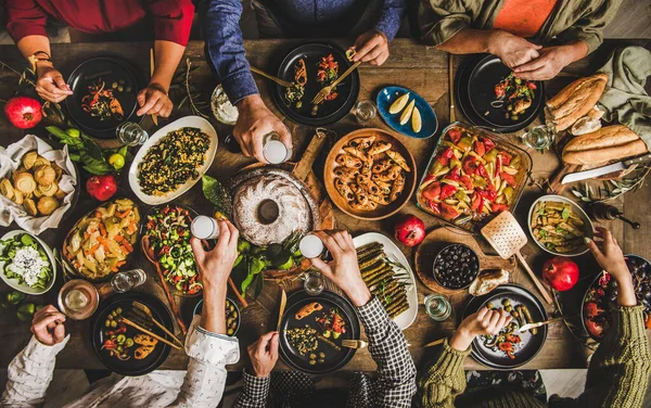 传统的土耳其家庭庆祝晚餐，带有典型的食物和raki — 图库照片