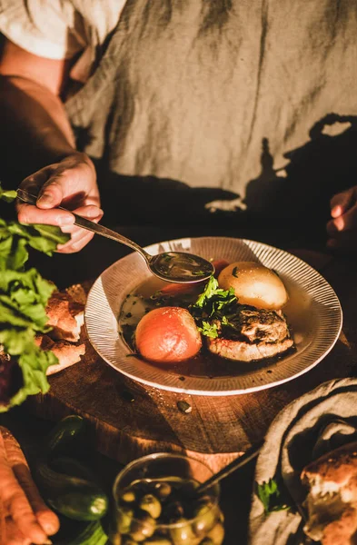 Kvinna äter turkisk köttsoppa Haslama med grönsaker — Stockfoto