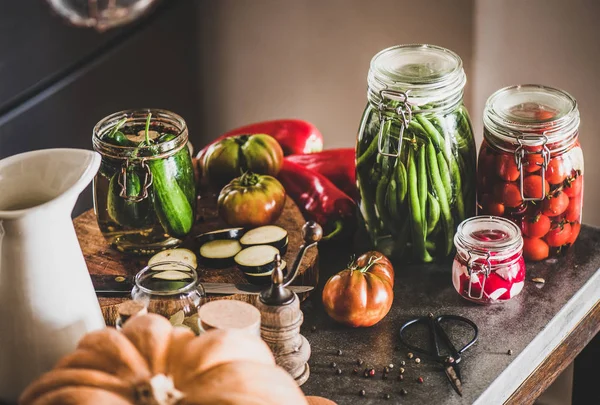 Ingredientes e frascos com legumes caseiros conserva na mesa de concreto — Fotografia de Stock
