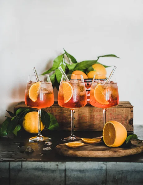 Aperol Spritz cocktail in bicchieri con cannucce eco-compatibili, spazio copia — Foto Stock