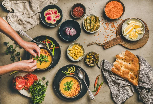 Sopa de lentilha amarela tradicional turca Mercimek e mãos acrescentando salsa — Fotografia de Stock