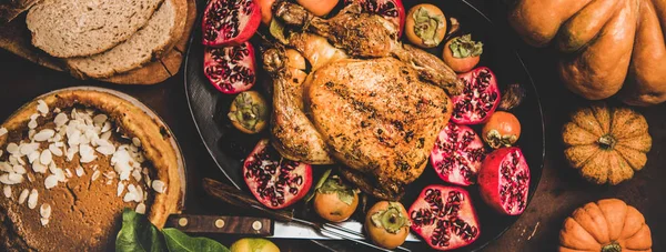 Thanksgiving table with roasted turkey and pumpkin pie, top view — Stock Photo, Image