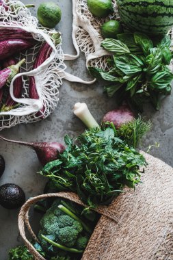 Taze organik sebze, sebze ve meyve dolu çevre dostu çantalar.