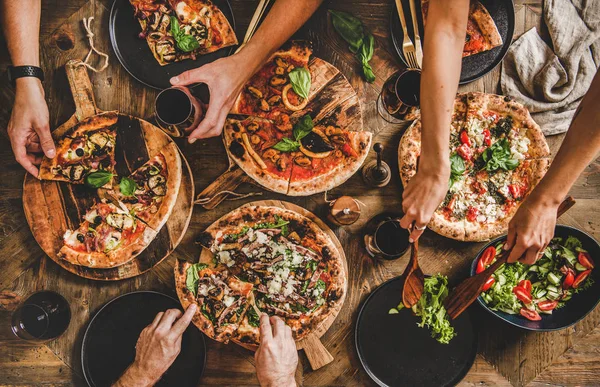 Orang memotong dan makan pizza dan minum anggur merah — Stok Foto