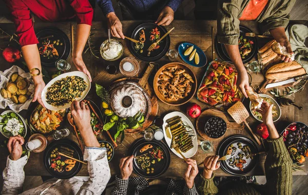Geleneksel Türk aile toplantısı ya da akşam yemeğini tipik yemeklerle kutlamak — Stok fotoğraf