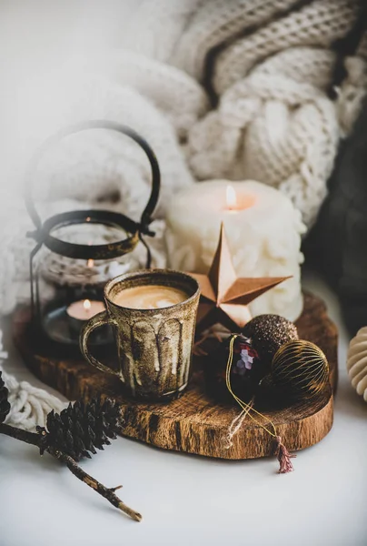Composizione dell'umore natalizio con caffè, candele e giocattoli decorativi — Foto Stock
