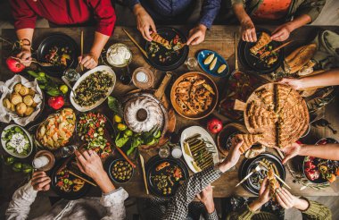 Geleneksel Türk aile yemeği. Türk salatası yiyen, sebze pişiren, meze aperatifleri ve borek turtası yiyen ve rakı içen insanların düzlüğü. Orta Doğu mutfağı