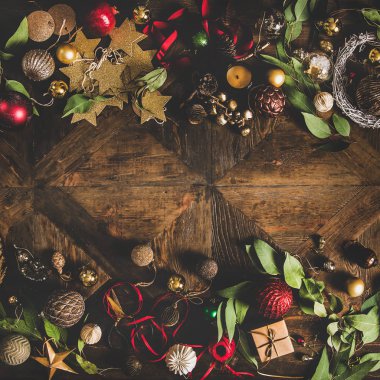 Noel, yeni yıl tatili geçmişi, doku, duvar kâğıdı. Dekoratif kürk ağacı oyuncakları, çelenkler, halat, mumlar, cam toplar, tahta masa zemininde çelenkler, kopya alanı, kare mahsuller