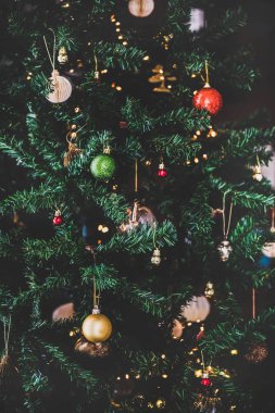Noel ya da Yeni Yıl Festivali süslenmiş yeşil kürk ağacı renkli toplar dokusu, arka planı ve duvar kâğıdıyla. Kış tatili tebrik kartı.