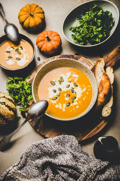 Herfst Winter Warme Seizoensgebonden Maaltijd Plat Leggen Van Pompoensoep Met — Stockfoto