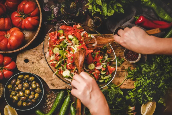 新鮮な野菜で作られたトルコのショパールサラダを混合女性の手のフラットレイアウト プレート上のオリーブとスパイスとハーブ トップビュー 地中海料理 ビーガンヘルシーな料理 — ストック写真