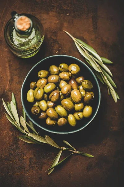 Flat Lay Fresh Harvested Seasonal Pickled Green Mediterranean Olives Bowl — Stock Photo, Image