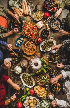 Geleneksel Türk yemeği köy sofrasında. Türk salatası yiyen, sebze pişiren meze aperatifleri, hamur işleri ve rakı içen insanların olduğu bir yer. Orta Doğu mutfağı