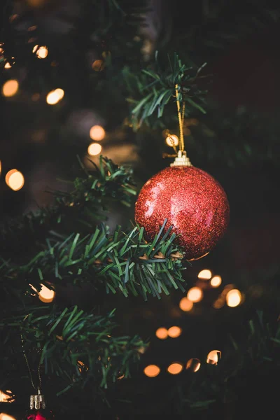Primer Plano Bola Decorativa Purpurina Roja Navidad Año Nuevo Árbol — Foto de Stock