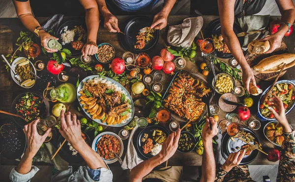Turkse Keuken Familiefeest Flat Lay Van Mensen Vieren Met Lamskoteletten — Stockfoto