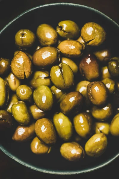 Flat Lay Fresh Harvested Seasonal Pickled Green Mediterranean Olives Bowl — 图库照片