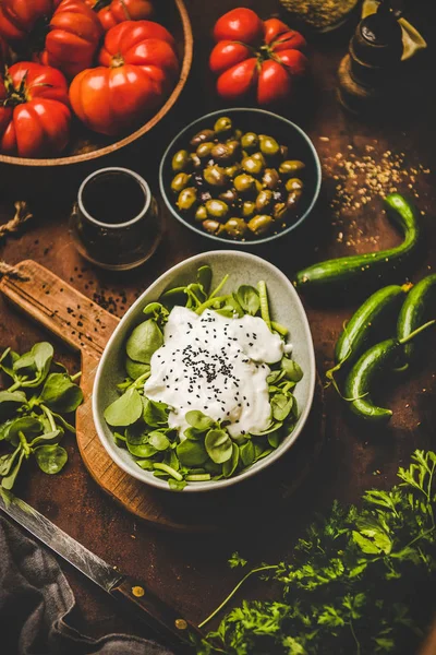 Turecký Předkrm Meze Jídlo Mísa Čerstvě Zeleného Purslane Salátu Jogurtem — Stock fotografie