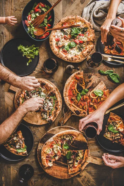 Família Com Bebé Jantar Numa Festa Pizza Flat Lay Pessoas — Fotografia de Stock