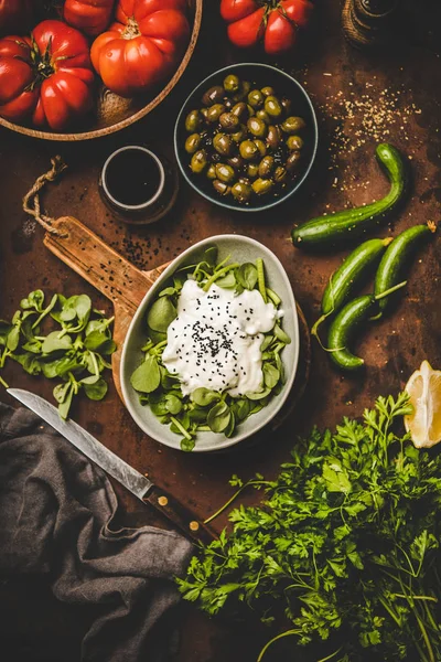 Турецький Стартер Мезове Блюдо Салат Темно Зеленого Пурпурового Кольору Йогуртовим — стокове фото