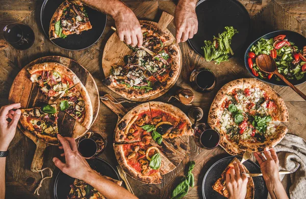 Keluarga Atau Teman Teman Makan Malam Pesta Pizza Banyak Orang — Stok Foto