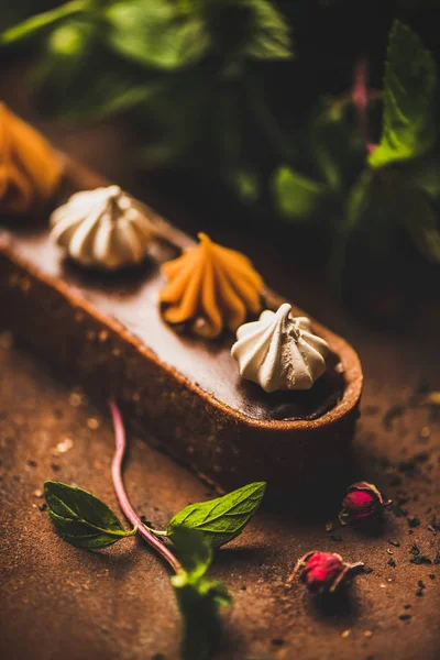 Contemporary Dessert Belgian Chocolate Swiss Merenge Caramel Tart Fresh Mint — Stock Photo, Image