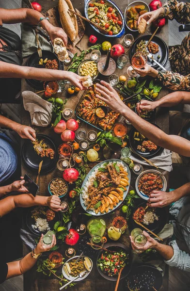 Flat-lay de pessoas que se banqueteiam com pratos da cozinha turca — Fotografia de Stock