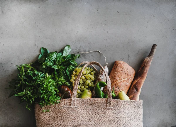 Flat-lay de saco ecológico com alimentos frescos, espaço de cópia — Fotografia de Stock