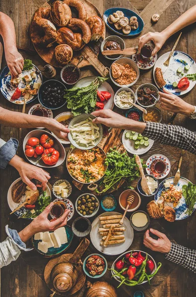 Mesa Desayuno Turca Puesta Plana Manos Gente Tomando Pasteles Verduras — Foto de Stock